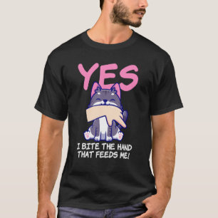 Camiseta Sim Morda A Mão Que Me Alimenta - Ditado de Gato