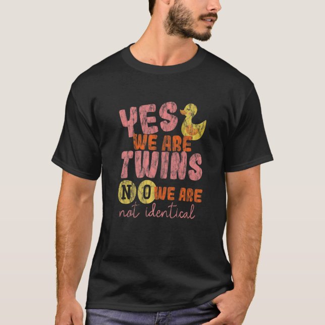 Camiseta Sim Somos Gêmeos Não Somos Idênticos (Frente)