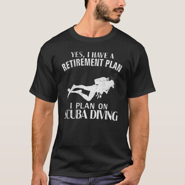 Camiseta Sim, Tenho Um Plano De Aposentação Scuba Mergulhan (Frente)