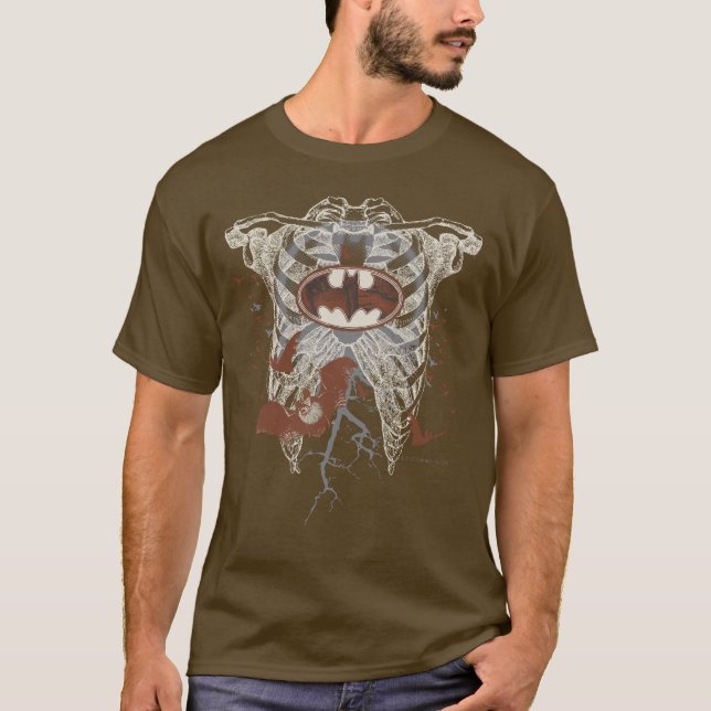 Camiseta Símbolo Bat Colagem de Vintage (Frente)