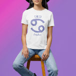 Camiseta Símbolo de Astrologia do Cancer bonito - Aniversár<br><div class="desc">Esta camiseta bonito,  personalizada,  roxa e Cancer apresenta seu sinal astrológico do Zodíaco em um belo brilho como as constelações. Personalize este belo presente de chá com seu nome em lindos scripts cursivos para alguém com aniversário de final de junho ou início de julho.</div>