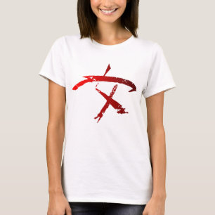 Camiseta Símbolo do guerreiro da mulher sobre o branco