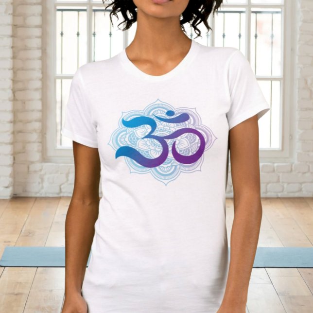 Camiseta Símbolo Om Mandala Flor Yoga Branca (Purple and Blue Om Mandala White T-shirt for Adults. Great for yoga class!)