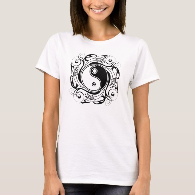 Camiseta Símbolo Yin & Yang Estilo de Tatuagem Preto e Bran (Frente)