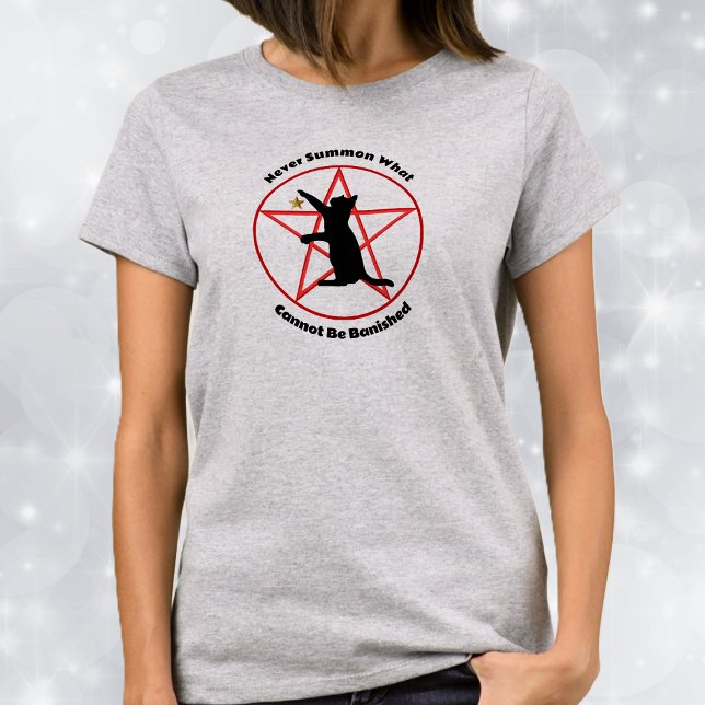 Camiseta Símbolos de Bruxas - Círculo Vermelho do Gato Negr (Halloween Witch theme of black cat with gold star on red pentagram on woman's tee shirt.)