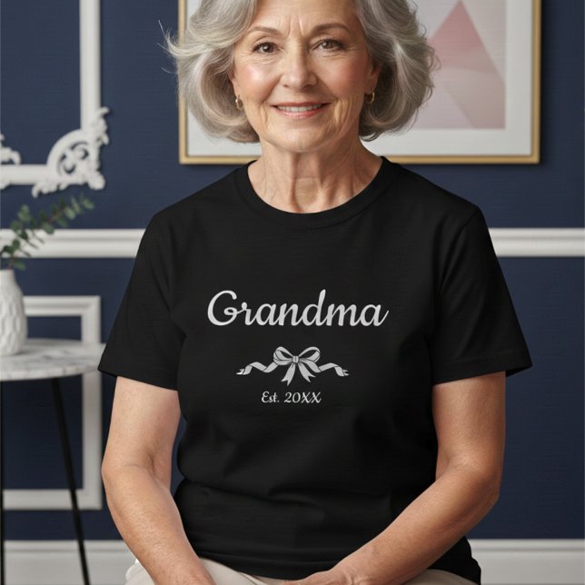 Camiseta Simple Script Bow Grandma Est. Year  (Criador carregado)