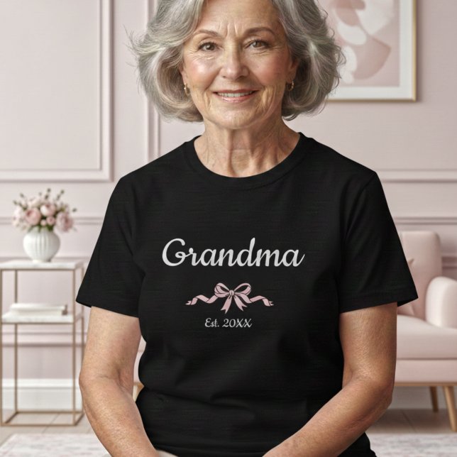 Camiseta Simple Script Grandma Est. Year Pink Bow  (Criador carregado)