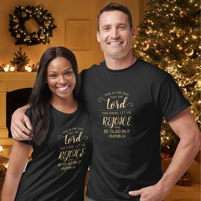 Camiseta Simples Bíblia Rústica Dourada Versa Cristã (Christian, faith-based t-shirt in gold and black with Bible verse.)