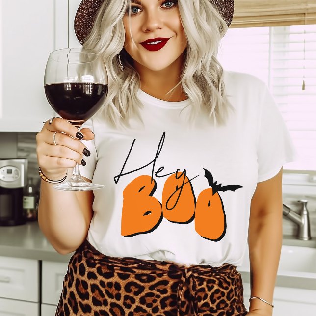 Camiseta Simples Halloween Ei Boo Orange Bat Engraçado Cita (Funny Hey Boo and bat hand drawn block letter typography Halloween design by Malissa Melrose)