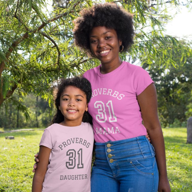 Camiseta Simples PROVERBS 31 Filha Mãe Cristã da MAMA (Criador carregado)