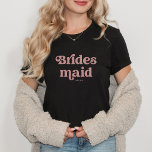Camiseta Simples Retro Boho Dusty Rosa Tipografia Bridesmai<br><div class="desc">Esta moda,  simples camiseta,  mostra a palavra "Bridesmaid" na tipografia da rosa retrô empoeirada,  juntamente com um espaço para o seu nome,  e é o presente perfeito para os membros da sua festa noiva.</div>