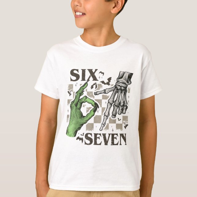 Camiseta Sinal de Mão de Esqueleto Seis Sete Meme Halloween (Frente)