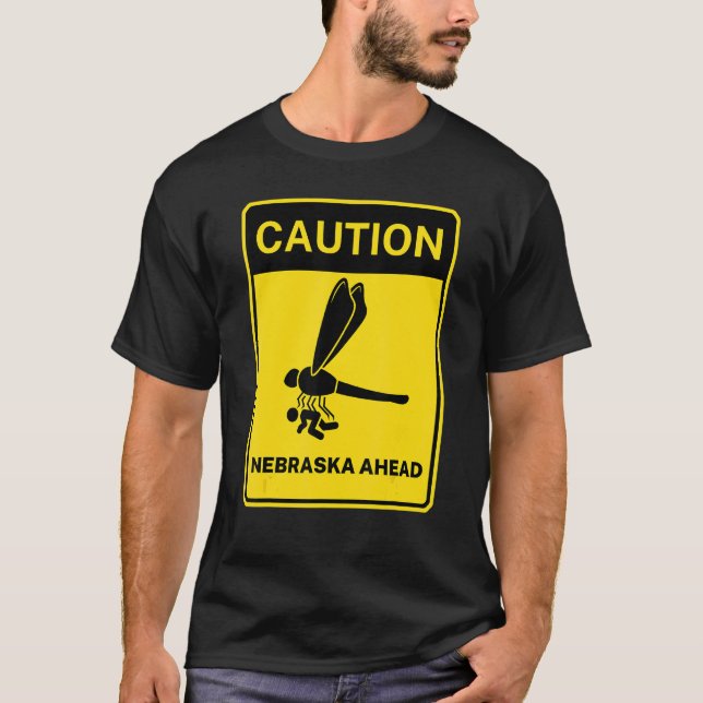 Camiseta Sinal de Rua de Cuidado Nebraska à Frente Meme Ale (Frente)