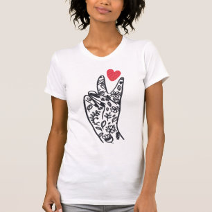 Camiseta Sinal PEACE I Fingers com coração de amor 