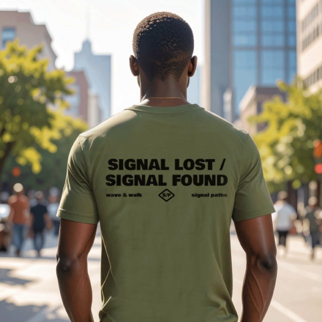 Camiseta Sinal Perdido Sinal Encontrado, Texto Slogan de Vo (T-shirt (back print) from "Signal Paths" collection, with subtle Wave and Walk branding.)
