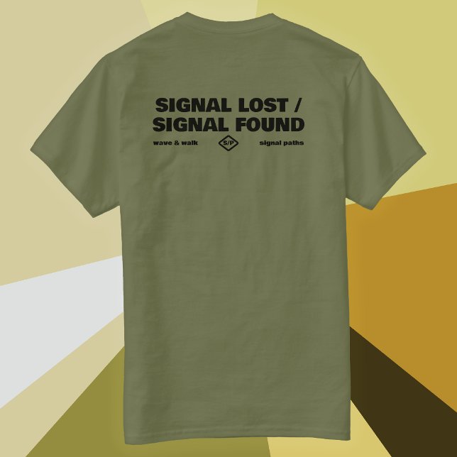 Camiseta Sinal Perdido Sinal Encontrado, Texto Slogan de Vo (Fatigue green back printed T-Shirt with large typography "Signal Lost/Signal Found", with small logo)
