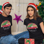 Camiseta Sindicato da família de Natal Red Truck Personaliz<br><div class="desc">Uma camiseta de reencontro de Natal, costume, com um caminhão de fazenda vermelho, que carregando uma árvore de abeto verde de volta para a casa do sul. Personalize esta árvore bonito para excelentes que combinam fotos da família este ano. Acrescente com seu sobrenome e ano a uma festa de fazendeiros...</div>