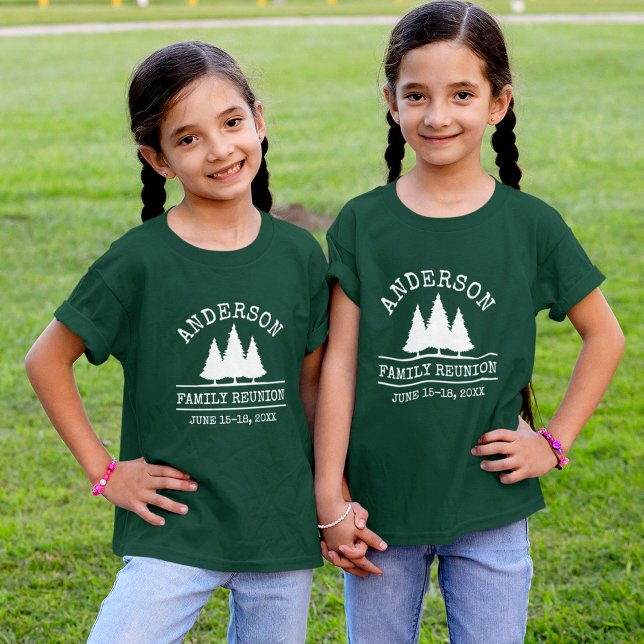 Camiseta Sindicato da Família Rustic Pine Trees Green Kid (Customize to change text size. Choose from a variety of shirt colors and styles.)