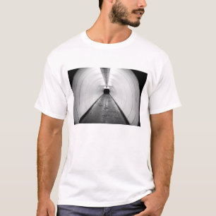 Camiseta Singapura. Um túnel pedestre iluminado em