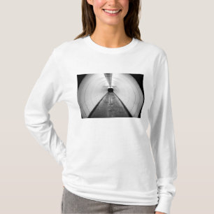 Camiseta Singapura. Uma passagem de pedestres iluminada em