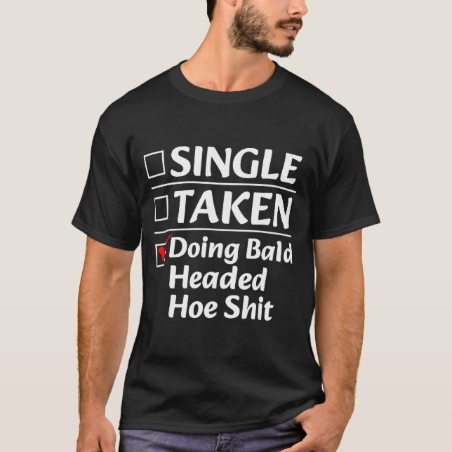 Camiseta Single Taken Doing Bald Headed Cute Ss Cute Ss Fun (Frente)