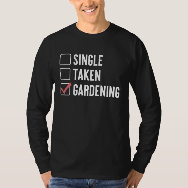 Camiseta Single Taken Gardening  Sarcastic Relationship Sta (Frente)
