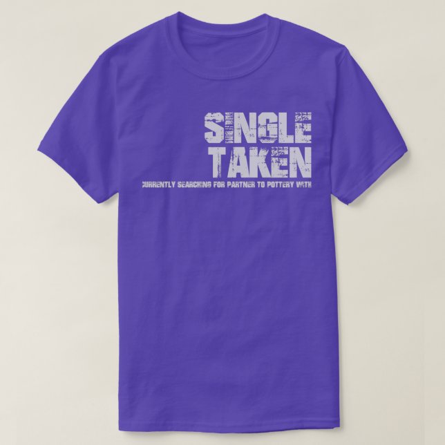 Camiseta SingleTakenAtualmente A Procurar O Parceiro Para P (Frente do Design)