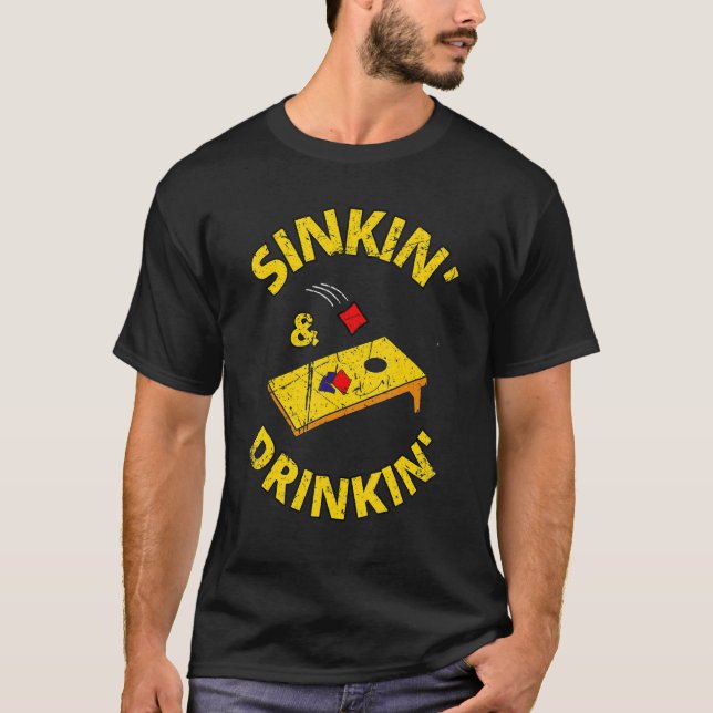 Camiseta Sinkin and Drinkin Cornhole Bean Bag Game Sacks Ba (Frente)