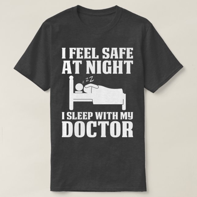 Camiseta Sinta-Se Seguro À Noite Com O Médico Médico Dom. (Frente do Design)