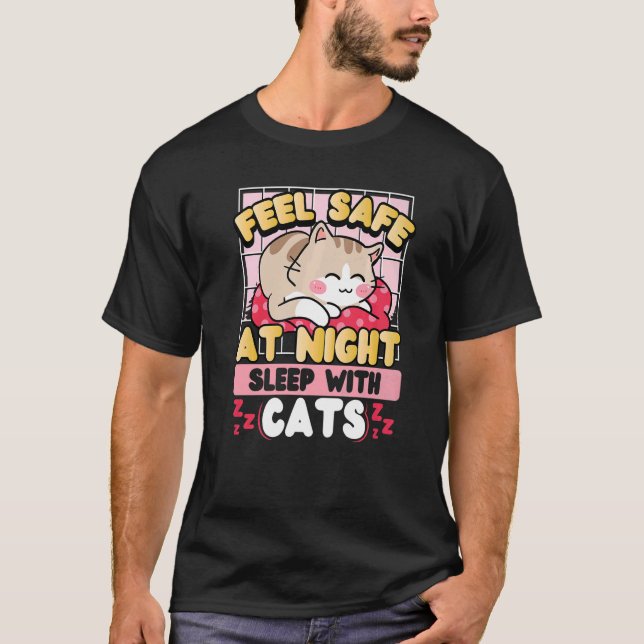 Camiseta Sinta-Se Seguro Ao Dormir À Noite Com Gatos (Frente)
