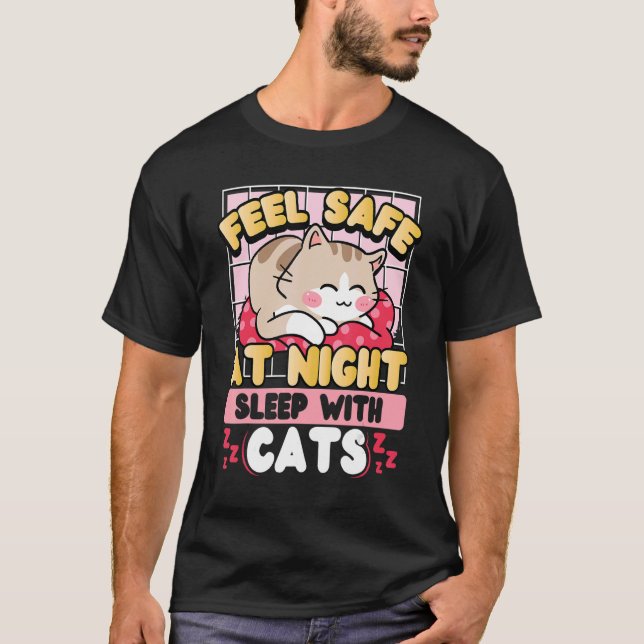 Camiseta Sinta-Se Seguro Ao Dormir À Noite Com Gatos (Frente)