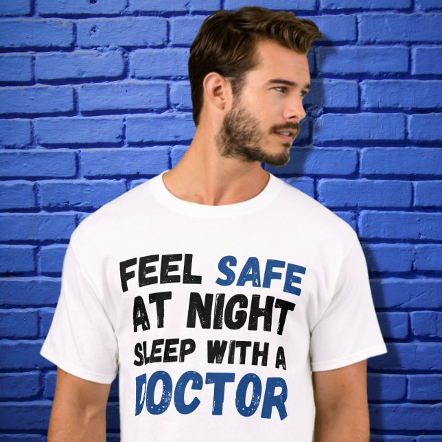 Camiseta Sinta-Se Seguro Ao Dormir À Noite Com Um Médico (Criador carregado)