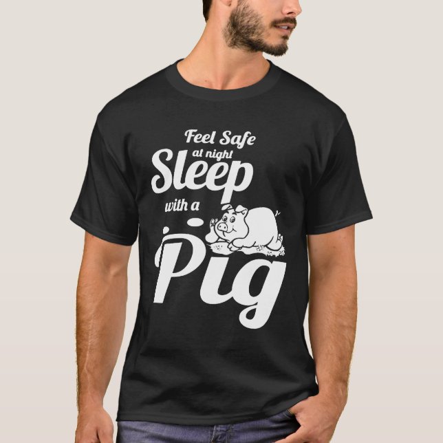 Camiseta Sinta-Se Seguro Ao Dormir À Noite Com Um Porco (Frente)