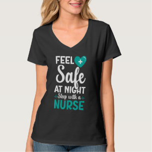 Camiseta Sinta-Se Seguro Ao Dormir À Noite Com Uma Enfermei