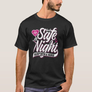 Camiseta Sinta-Se Seguro Ao Dormir À Noite Com Uma Enfermei
