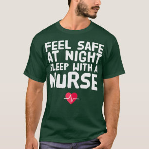 Camiseta Sinta-Se Seguro Ao Dormir À Noite Com Uma Enfermei