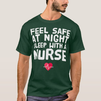 Camiseta Sinta-Se Seguro Ao Dormir À Noite Com Uma Enfermei