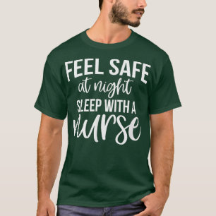 Camiseta Sinta-Se Seguro Ao Dormir À Noite Com Uma Enfermei