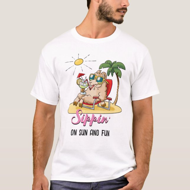 Camiseta Sippin' On Sun And Fun - Engraçada Cartoon Llama (Frente)