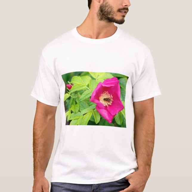 Camiseta Sitka Alaska Forest Bumblebee em Rosa Flower (Frente)