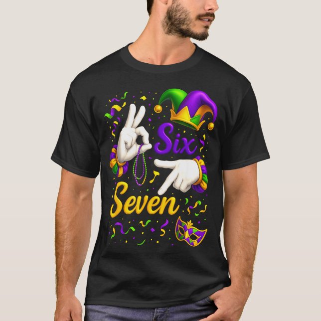 Camiseta Six Seven 6 7 Meme Mardi Gras Jester Hand Sign Fat (Frente)