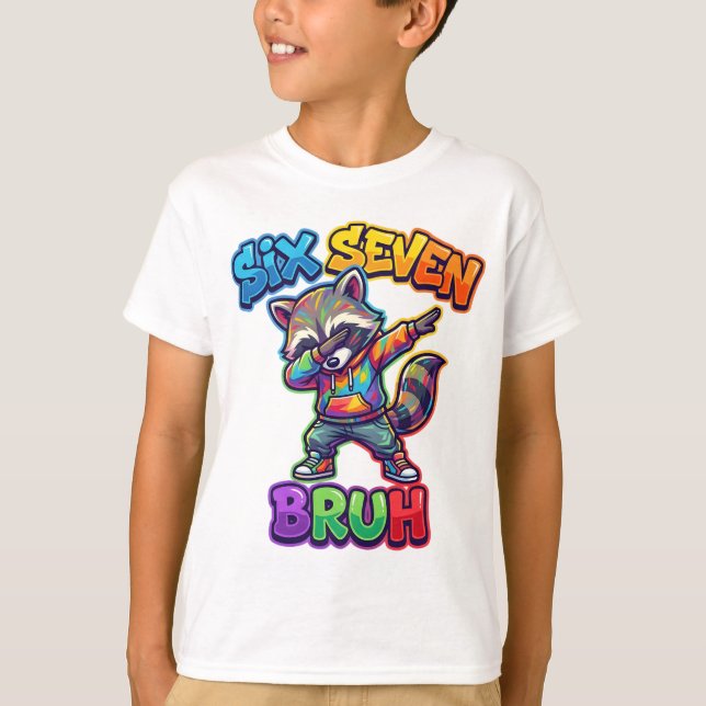 Camiseta Six Seven Bruh, Funny Dabbing Raccoon 67 Meme (Frente)