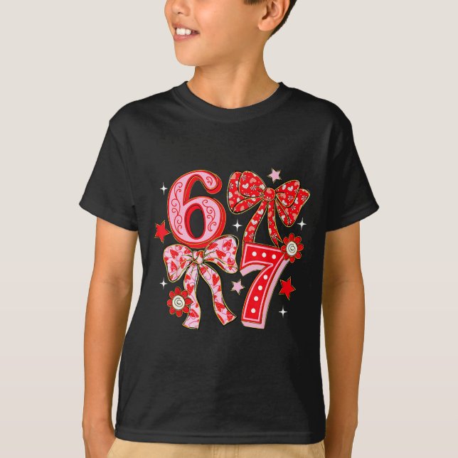 Camiseta Six Seven Coquette Girl Bow Cool Meme 67 Valentine (Frente)