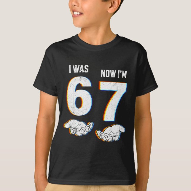 Camiseta Six Seven Meme 7 Year Old Birthday Shirt Was 6 Now (Frente)