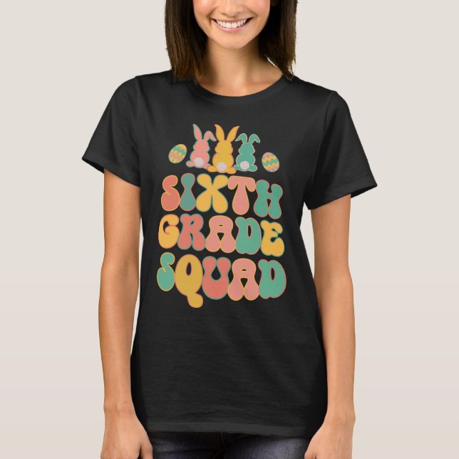 Camiseta Sixth Grad Squad Teacher  Retro Groovy Easter Bunn (Frente)