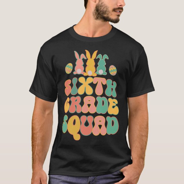 Camiseta Sixth Grad Squad Teacher  Retro Groovy Easter Bunn (Frente)