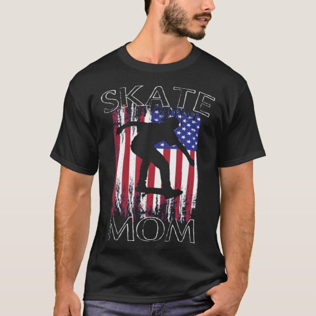 Camiseta Skate Mom Fun Patriotic American Flag Retro Skate (Frente)