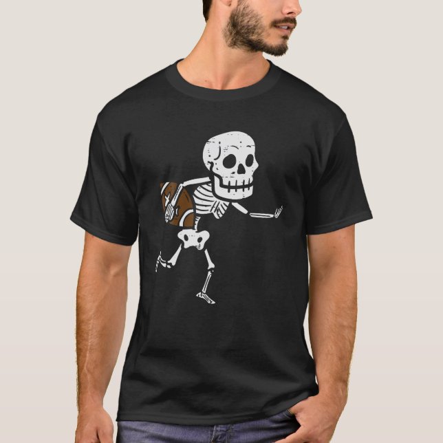 Camiseta Skeleton Brincando Com O Futebol Americano Engraça (Frente)