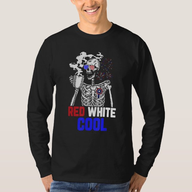 Camiseta Skeleton Drinking Coffee 4th of July Cool Red And  (Frente)