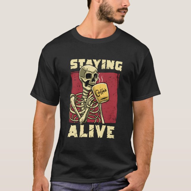 Camiseta Skeleton Drinking Coffee Halloween Staying Alive G (Frente)